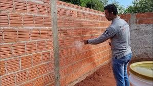 O tijolo ficará mais resistente e sem umidade por mais tempo: um cuidado simples que evita danos permanentes nas paredes