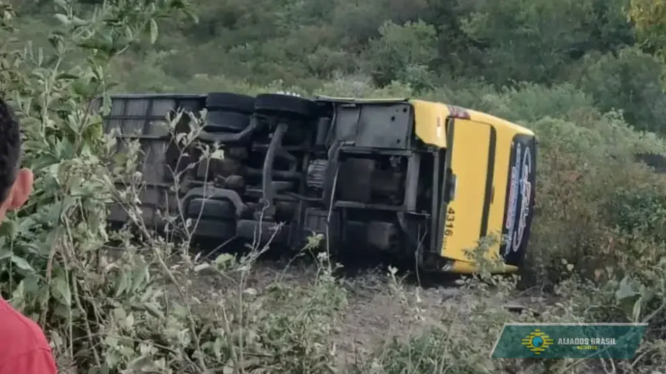 Ônibus com mais de 40 romeiros tomba no Ceará e deixa dois mortos e dezenas de feridos
