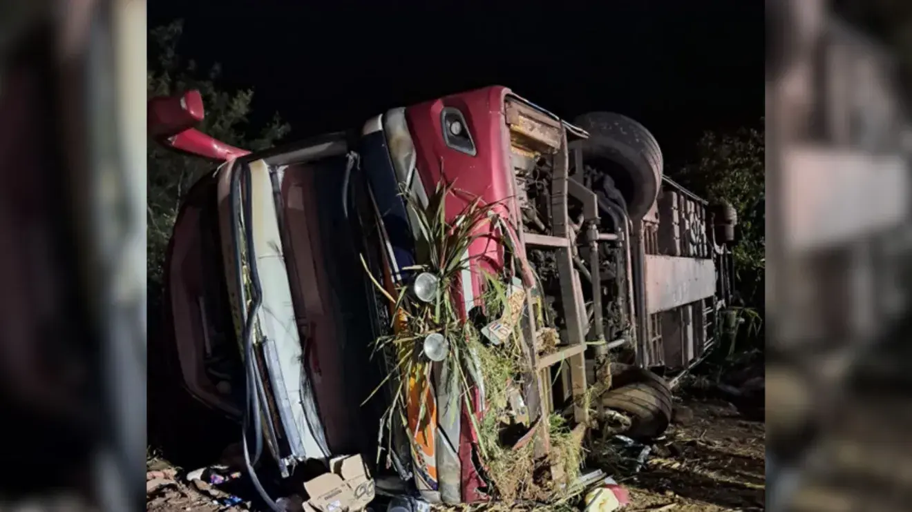 Ônibus de excursão paraguaio cai em ribanceira e deixa mortos em SC