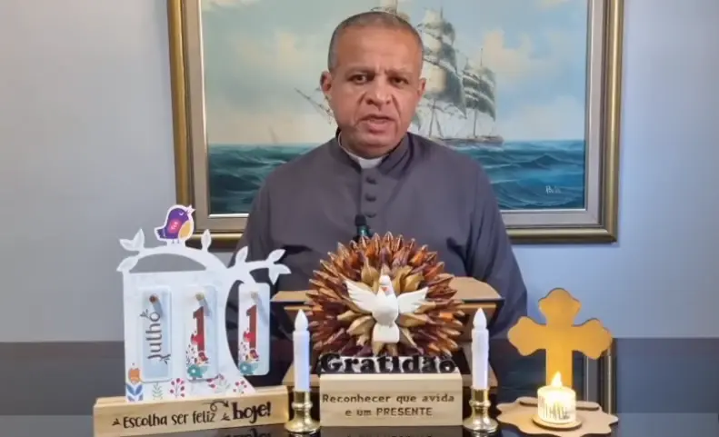 Padre vai a show e canta “Vou botar teu nome na macumba”