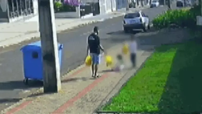 Pai é flagrado chutando filha de 3 anos em rua no Paraná; vídeo causa revolta  