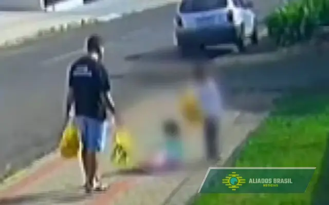Pai que chutou filha de 3 anos é preso após investigação