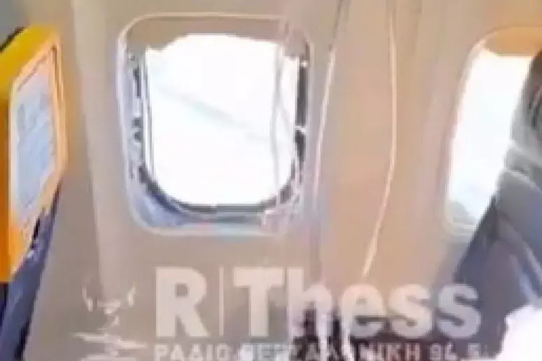 Passageiro é quase sugado para fora do avião em voo na Grécia