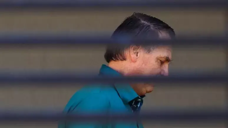 PF faz buscas na casa de Bolsonaro à procura de de armas e munições, diz jornal 