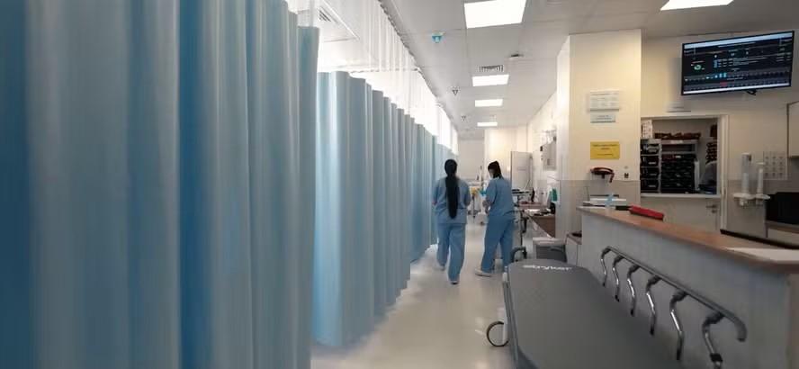 Polícia investiga se adolescente mãe de recém-nascida encontrada em lixeira de hospital foi estuprada