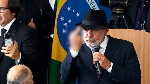 Por que Lula mostrou o dedo do meio durante evento no Planalto