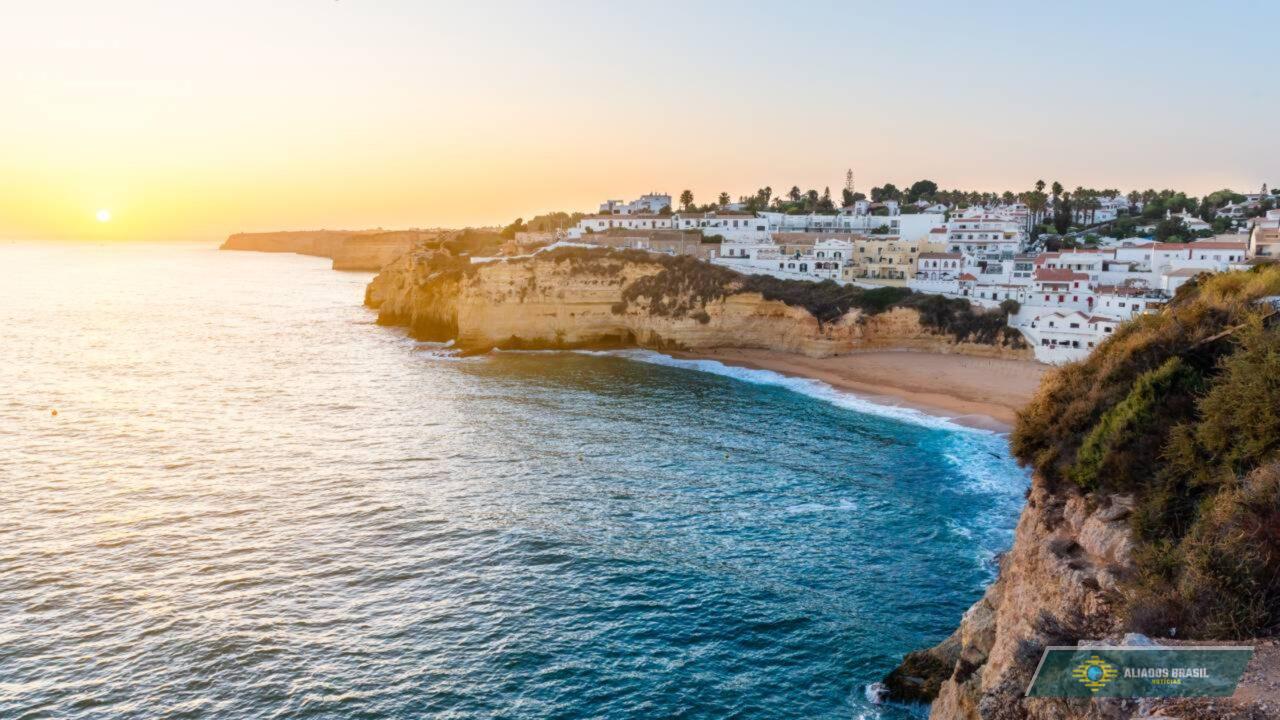 Portugal retira cerca de 2,2 milhões de toneladas de areia nos EUA em uma megaoperação para salvar cerca de 37 metros de praias do Algarve, e o plano mostra o custo real de manter uma linha costeira quando o mar não quer negociar