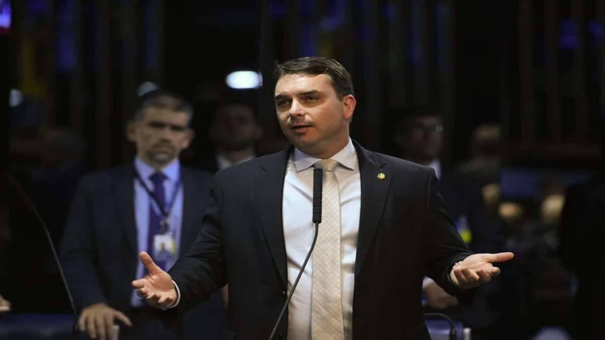 PT entra com ação no TSE contra Flávio Bolsonaro por questionamentos às urnas eletrônicas
