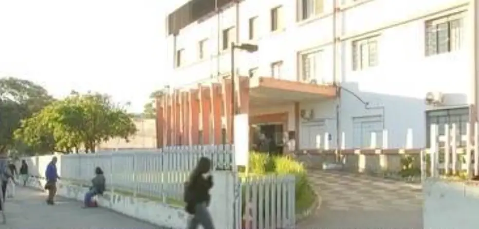 Recém-nascida é encontrada com vida em lixeira de hospital de SP