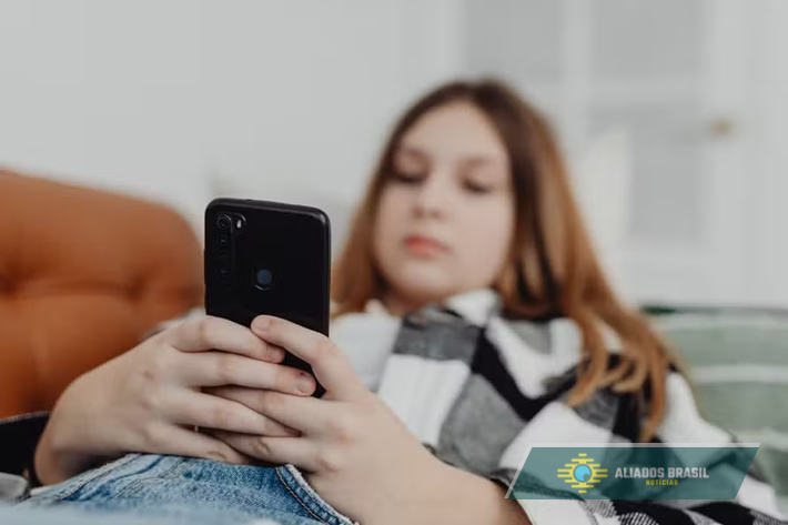Redes sociais para menores de 15 anos são proibidas na França; entenda