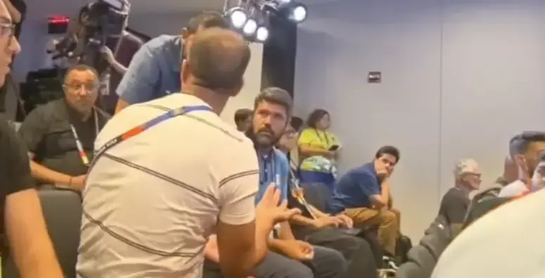  Repórter da TV Globo discute com colega e interrompe coletiva de craque do Marrocos; assista 