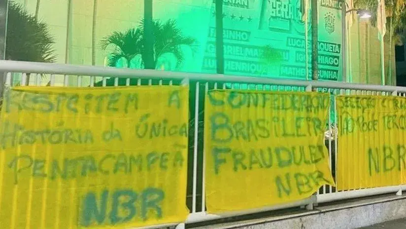 Sede da CBF é alvo de protesto após queda do Brasil na Copa: 