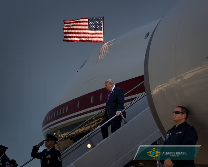 Trump trocou de avião após ameaça de ataque ligada ao Irã, diz jornal