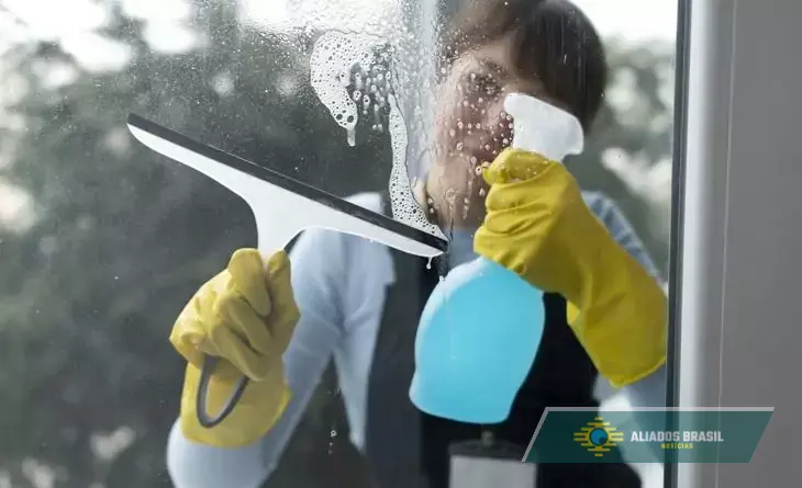 Um pequeno truque para lavar janelas: assim elas ficam limpas pelo dobro do tempo