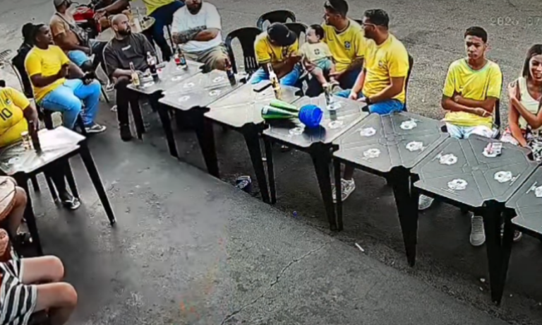VÍDEO: Adolescente pega carro dos pais escondido e atropela torcedores em bar de MG