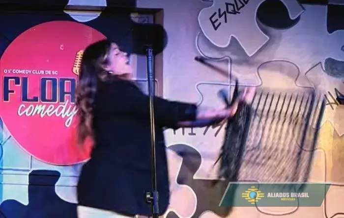 VÍDEO: Comediante Fernanda Arantes leva cadeirada alvo durante apresentação em Florianópolis; assista