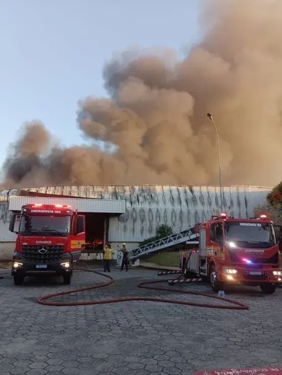 Vídeo: incêndio de grandes proporções atinge fábrica da Colcci em SC