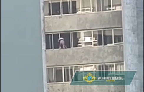 VÍDEO: Mulher é flagrada limpando janela no 9º andar sem proteção em Curitiba