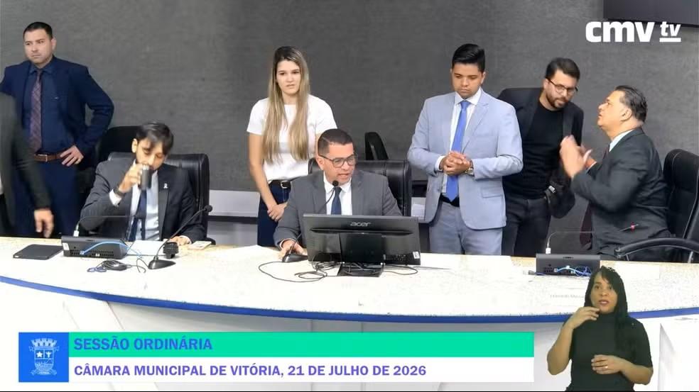VÍDEO: presidente da Câmara de Vitória xinga no microfone ao encerrar sessão: 'Quero que se f*** e que meu p** cresça'