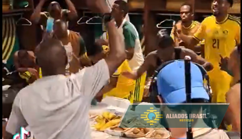 Vídeo registra Jayden Adams isolado no vestiário em meio à festa da seleção sul-africana
