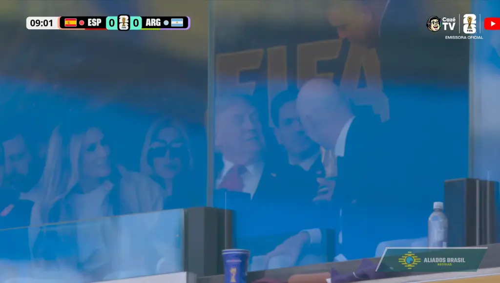 VÍDEO: Ronaldo mostra taça da Copa para Donald Trump durante Espanha x Argentina