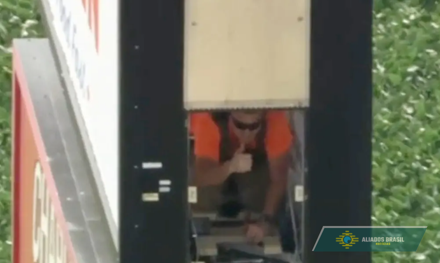 VÍDEO: Trabalhador fica preso a 40 metros de altura por mais de 6 horas após plataforma quebrar