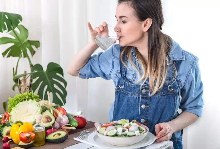 Você bebe água enquanto almoça? Médica responde se o hábito faz mal 
