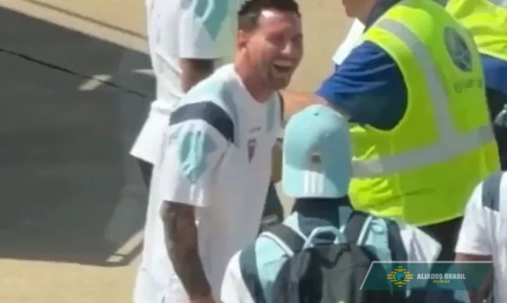 A reação de Messi ao passar por detector de metais em aeroporto