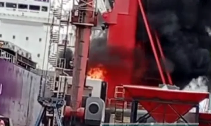 AGORA: Incêndio de grandes proporções atinge guindaste em porto no RS durante operação com navio