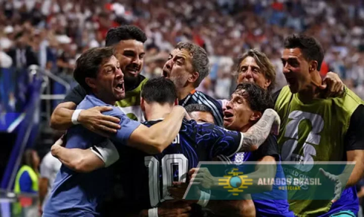 Argentina vira nos acréscimos, elimina a Inglaterra e vai à final da Copa