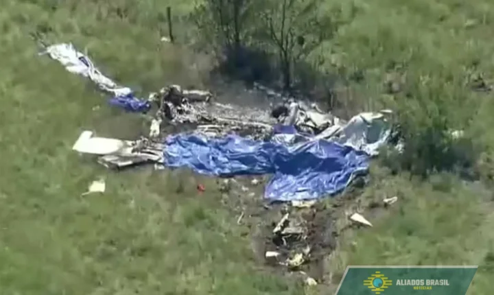 Avião cai nos EUA e deixa 12 mortos