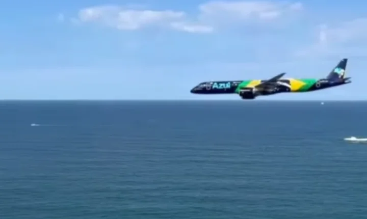 Avião da Azul com bandeira do Brasil faz rasante em 6 praias do Rio