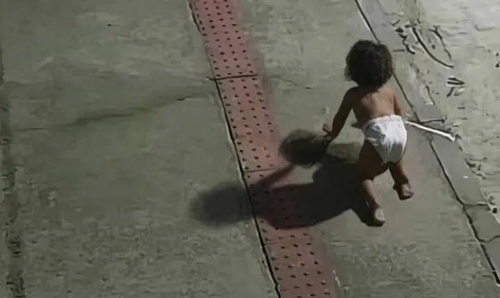 Bebê engatinha sozinha na rua de madrugada, e mãe é presa; veja vídeo