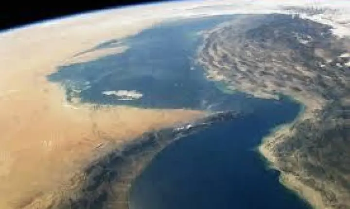 Bloqueio do Estreito de Ormuz pode pressionar petróleo e afetar preços de combustíveis no Brasil; entenda