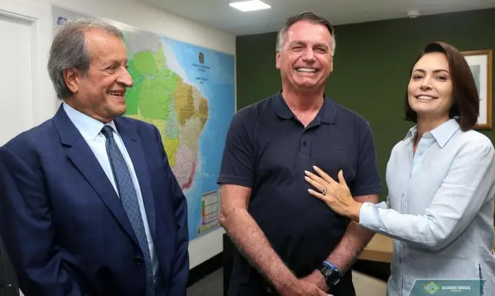“Bolsonaro não quer Michelle no Executivo até ter um mandato”