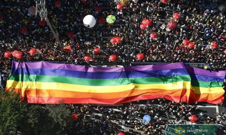 Câmara de SP aprova PL que proíbe crianças na Parada Gay