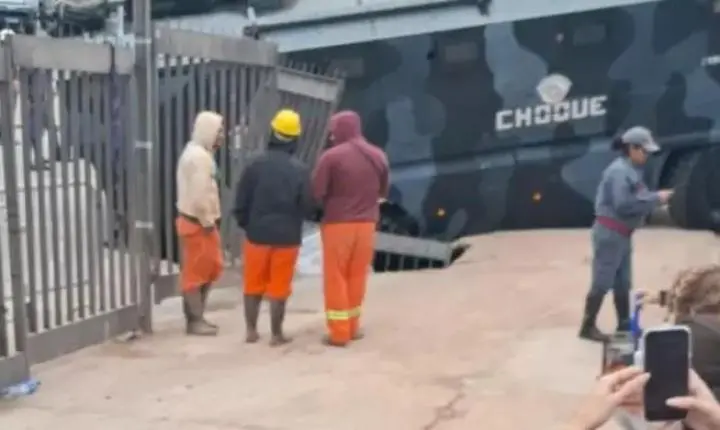 Caminhão da tropa de choque afunda no MorumBIS antes de show e assusta fãs no local
