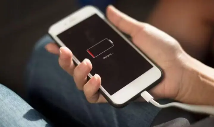 Carregador na tomada ou no celular primeiro? Saiba qual é a maneira correta para aumentar vida útil da bateria