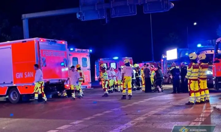 Carro atropela multidão durante Parada do Orgulho LGBT em Berlim; ao menos uma pessoa morre