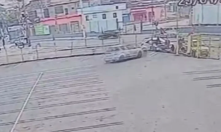 Carro invade barraca de comida em Barueri e deixa uma pessoa morta; saiba detalhes