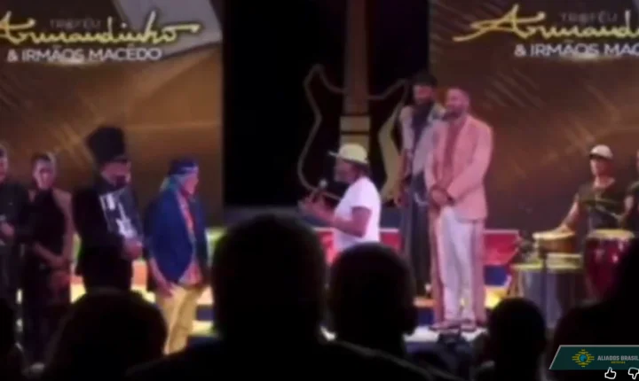 Clima tenso: Durante premiação, Daniela Mercury insinua agressão contra mulheres; Edson Gomes se revolta e exige provas. Veja vídeo