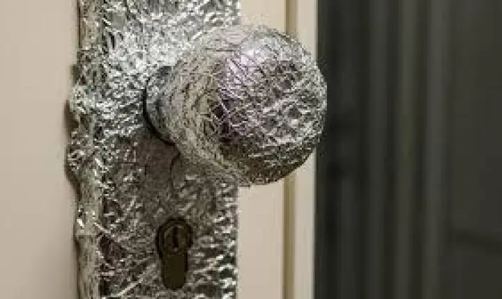 Colar papel alumínio na porta da frente: por que muitas pessoas fazem isso no outono e o que significa