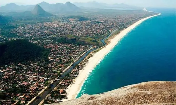 Com PIB maior que o de Brasília, essa cidade litorânea de 212 mil habitantes distribui renda, oferece ônibus gratuito e ainda tem 42 km de praias na porta de casa