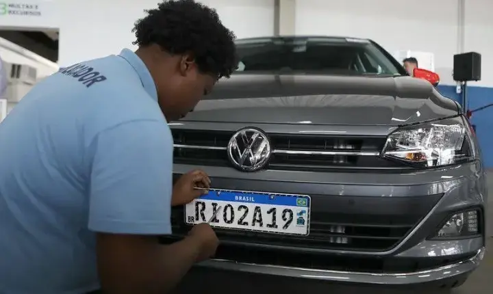 Comissão aprova volta de cidade e estado nas placas dos carros; entenda