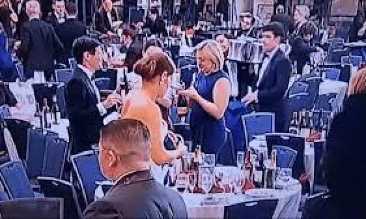 Convidada é flagrada levando garrafas de bebida após disparos em jantar com Trump