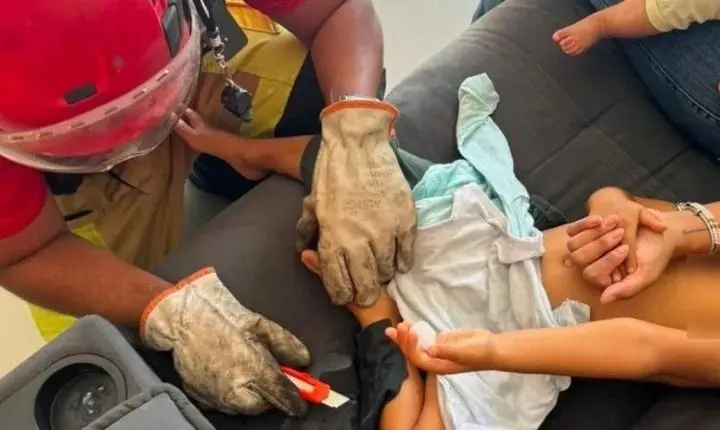 Acidente inusitado: menino de 3 anos fica colado ao sofá e precisa de resgate
