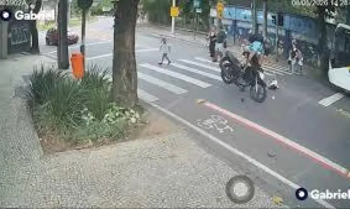 Criança é arremessada por motociclista que avançou sinal e polícia investiga caso; vídeo