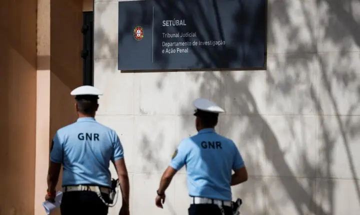 Crianças francesas de 4 e 5 anos são encontradas sozinhas em estrada de Portugal; mãe e padrasto são presos