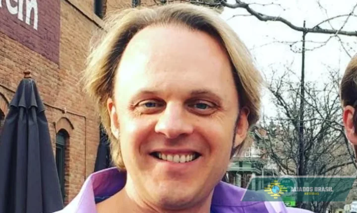 David Wilcock, voz influente sobre OVNIs e temas paranormais, morre aos 53 anos.