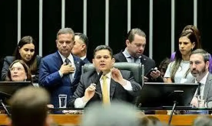 Decisão de Moraes: base de Lula vê 'vitória da democracia' e oposição diz que 'STF fechou Congresso'